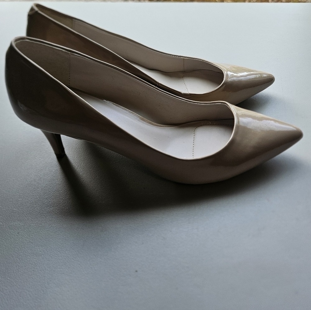 Reaction Kenneth Cole Women Size 8.5 Patent Faux Leather Nude Pumps Heels Shoes